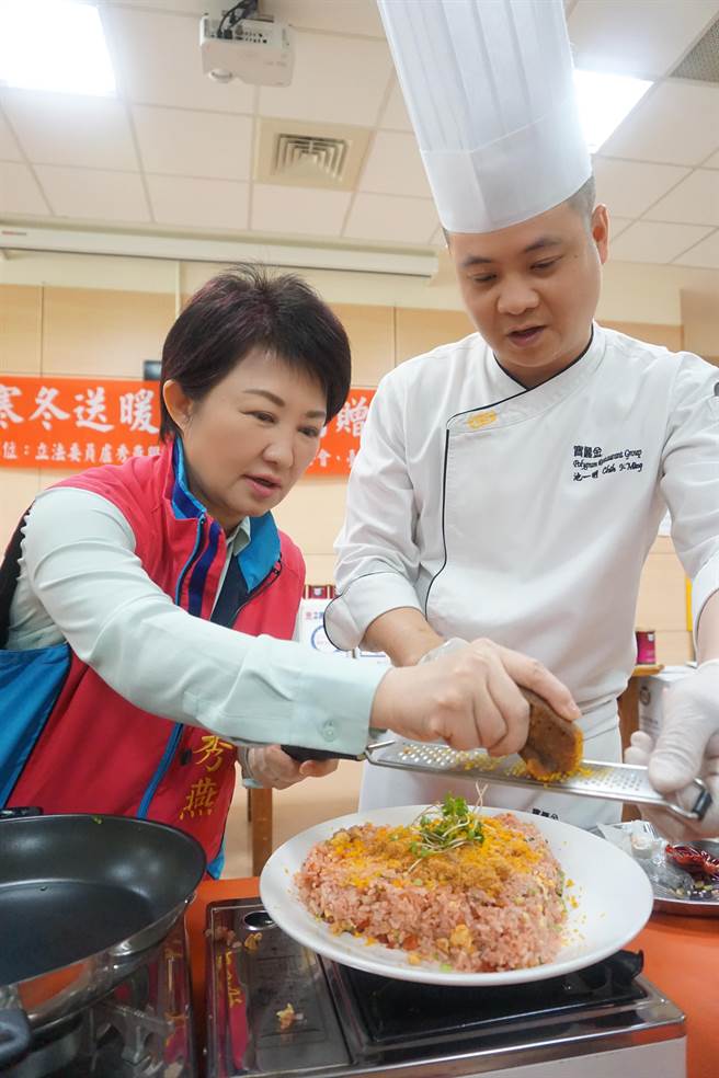 盧秀燕巧扮 阿燕師 料理愛心炒飯 天天要聞