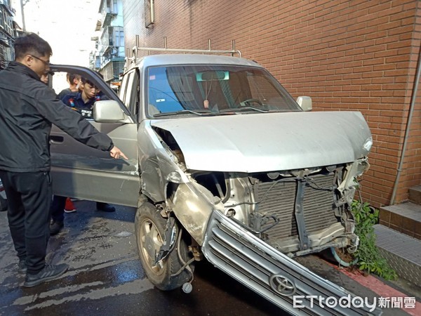 酒空男幫移車竟沖沖衝 前後撞爛輛汽機車賠到脫褲再加公共危險罪 天天要聞